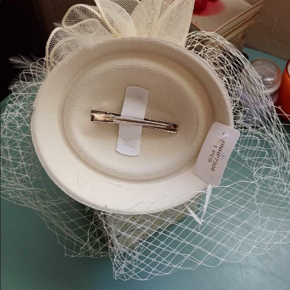 Cute hat with clip on NWT - Picture 4 of 4